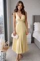 Gele Plissé Midi Jurk met V-Hals en Taille-Uitsnijdingen.