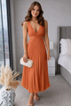 Oranje Plissé Midi Jurk met V-Hals en Taille-Uitsnijdingen.