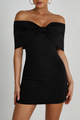 Zwarte Off-Shoulder Mini Jurk met Gedrapeerde Halslijn.