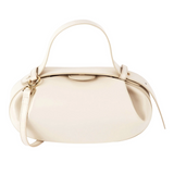 De Guinevere Sculpted Bruine Leren Schoudertas van Liora The Label combineert moderne elegantie en artistieke raffinement met goudkleurige accenten, een korte handgreep en afneembare schouderriem-minimalistische luxe in leer.