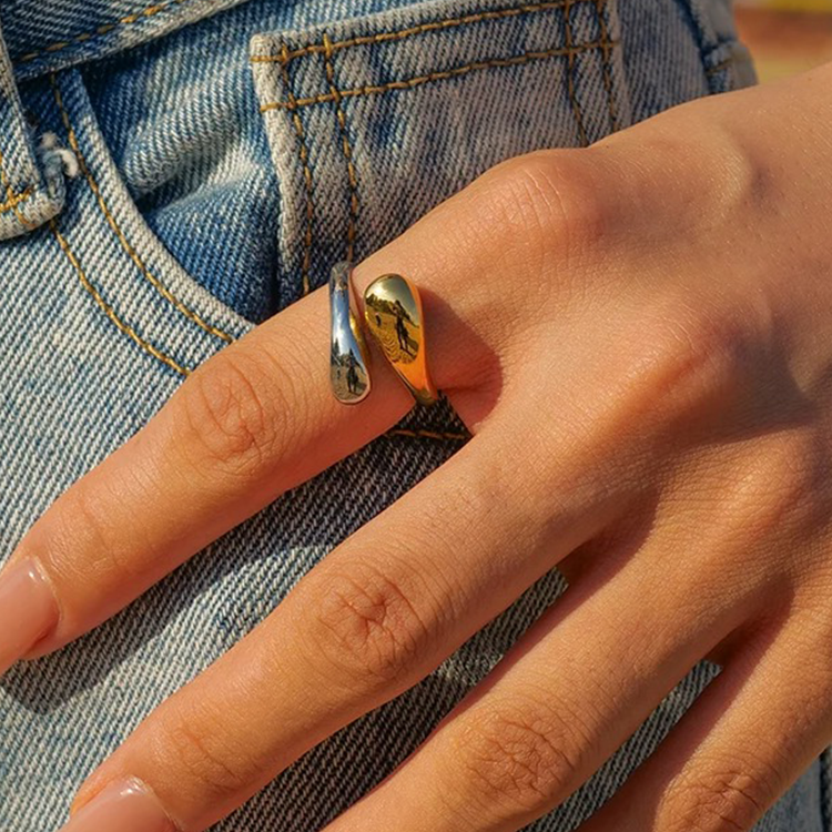 Tweekleurige Ring met Open Design voor Moderne Look.