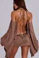 Taupe Mini Jurk met Open Rug en Kettingdetail.