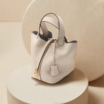Compacte Handtas met Structuur en Luxe Afwerking.