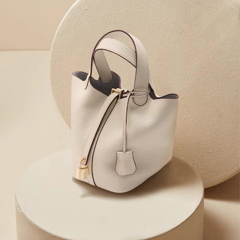 Compacte Handtas met Structuur en Luxe Afwerking.