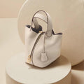 Compacte Handtas met Structuur en Luxe Afwerking.