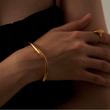 Tijdloze Bangle Armband Dames – Minimalistisch 18K Geplateerd Design