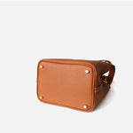 Compacte Handtas met Structuur en Luxe Afwerking.