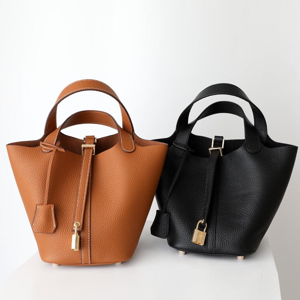 Compacte Handtas met Structuur en Luxe Afwerking.