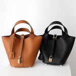 Compacte Handtas met Structuur en Luxe Afwerking.