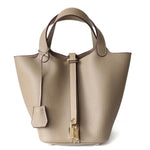 Compacte Handtas met Structuur en Luxe Afwerking.