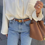 Compacte Handtas met Structuur en Luxe Afwerking.
