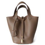 Compacte Handtas met Structuur en Luxe Afwerking.