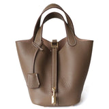 Compacte Handtas met Structuur en Luxe Afwerking.