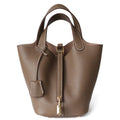 Compacte Handtas met Structuur en Luxe Afwerking.