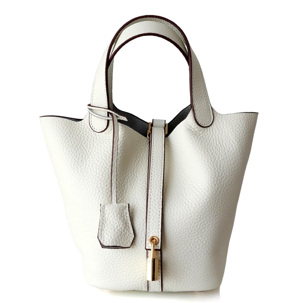 Compacte Handtas met Structuur en Luxe Afwerking.