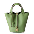 Compacte Handtas met Structuur en Luxe Afwerking.