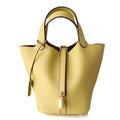 Compacte Handtas met Structuur en Luxe Afwerking.