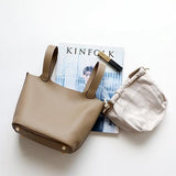 Compacte Handtas met Structuur en Luxe Afwerking.