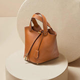 Compacte Handtas met Structuur en Luxe Afwerking.