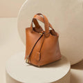 Compacte Handtas met Structuur en Luxe Afwerking.