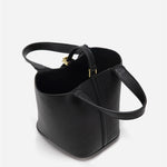 De Elaris | Luxe Taupe Leren Emmer Tas van Liora The Label is een tijdloze, elegante bucket bag van eersteklas gestructureerd taupekleurig leer met een kiezelafwerking, goudkleurige hardware en twee hengsels, prachtig afgebeeld op een witte achtergrond.