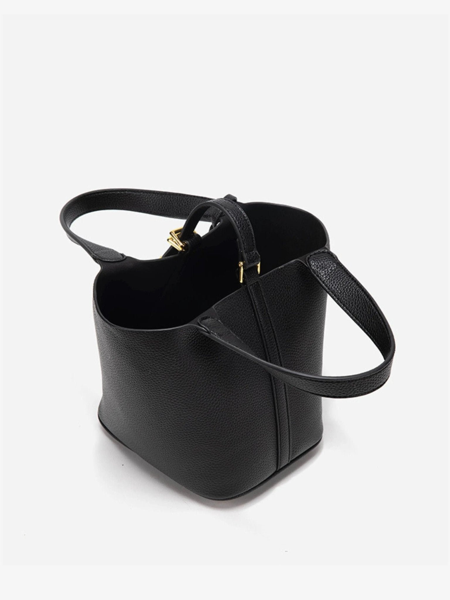 De Elaris | Luxe Taupe Leren Emmer Tas van Liora The Label is een tijdloze, elegante bucket bag van eersteklas gestructureerd taupekleurig leer met een kiezelafwerking, goudkleurige hardware en twee hengsels, prachtig afgebeeld op een witte achtergrond.