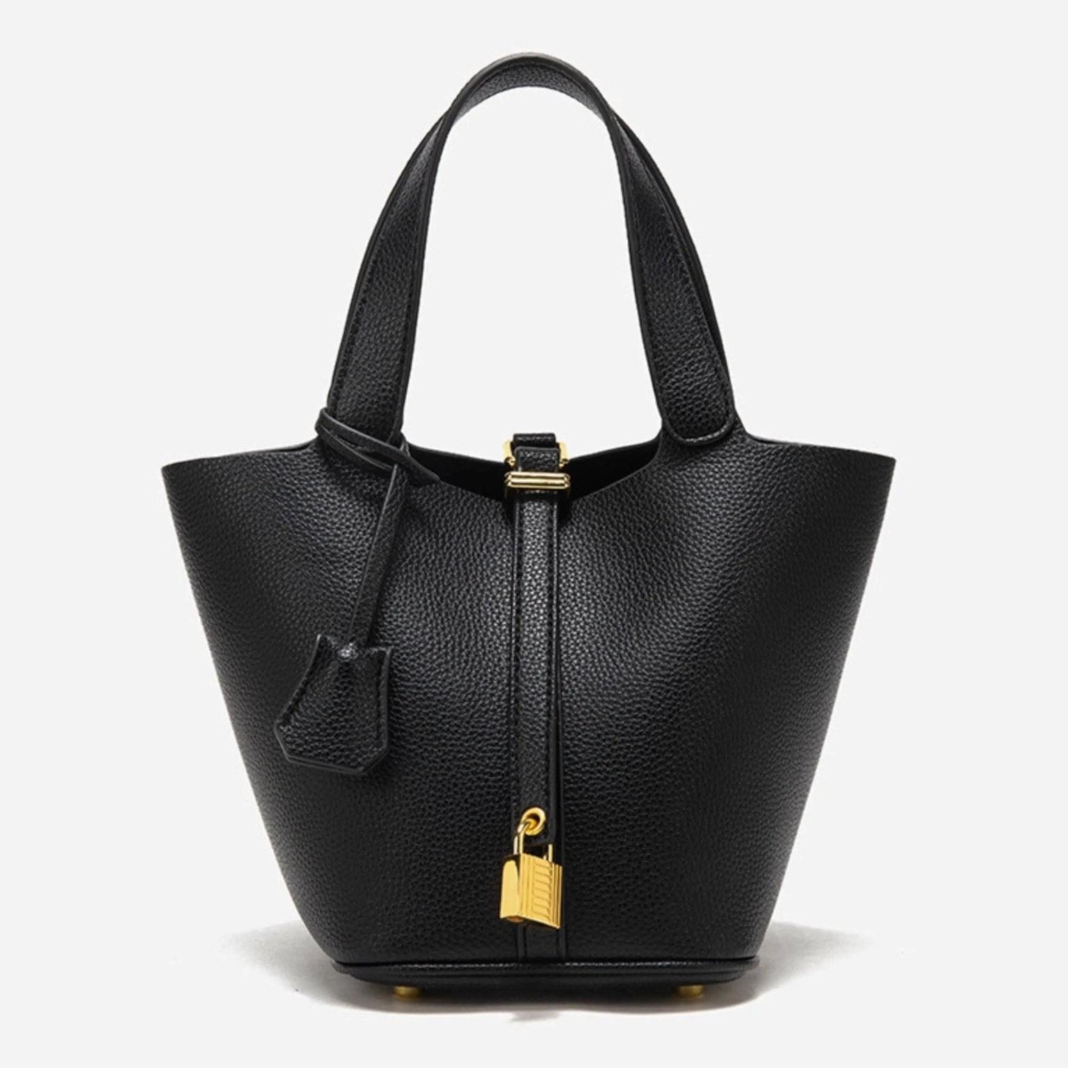 De Elaris Luxe Taupe Leren Emmer Tas van Liora The Label heeft eersteklas structuurleer, twee handgrepen, een goudkleurige hangslotsluiting en een bijpassende leren sleutelhouder-elegant weergegeven tegen een effen witte achtergrond.