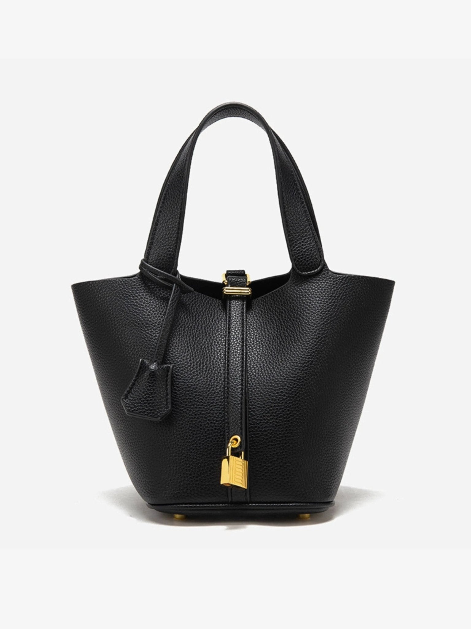 De Elaris Luxe Taupe Leren Emmer Tas van Liora The Label heeft eersteklas structuurleer, twee handgrepen, een goudkleurige hangslotsluiting en een bijpassende leren sleutelhouder-elegant weergegeven tegen een effen witte achtergrond.