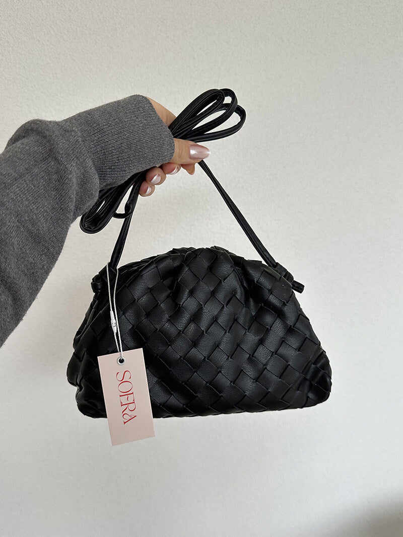 Compacte gevlochten dames handtas van vegan leer.