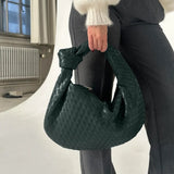 Compacte gevlochten schoudertas met knoopdetail