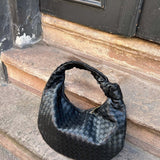 Compacte gevlochten schoudertas met knoopdetail