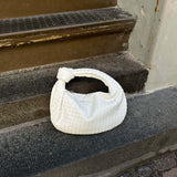 Compacte gevlochten schoudertas met knoopdetail