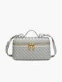 De Luxe Geweven Box Bag van Liora The Label is een kleine, rechthoekige, donkerbruine crossbody van veganistisch leer met gouden ritssluiting, gouden hardware, handvat aan de bovenkant en verstelbare schouderriem.