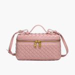 De Luxe Geweven Box Bag van Liora The Label is een elegante donkerbruine crossbody met een goudkleurige ritssluiting, bovenhandgreep en verstelbare schouderriem, afgebeeld tegen een effen witte achtergrond.