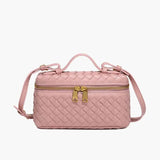 De Luxe Geweven Box Bag van Liora The Label is een elegante donkerbruine crossbody met een goudkleurige ritssluiting, bovenhandgreep en verstelbare schouderriem, afgebeeld tegen een effen witte achtergrond.