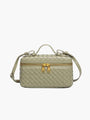 De Luxe Geweven Box Bag van Liora The Label is een elegante donkerbruine crossbody van veganistisch leer met een geweven textuur, gouden ritssluiting, handvat aan de bovenkant en verstelbare schouderriem, afgebeeld tegen een effen witte achtergrond.