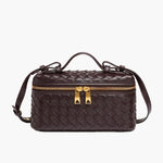 De Luxe Geweven Box Bag van Liora The Label is een elegante, donkerbruine crossbody tas van vegan leer met gevlochten design, goudkleurige ritssluiting met dubbele trekker, bovenhandgreep en verstelbare schouderriem.